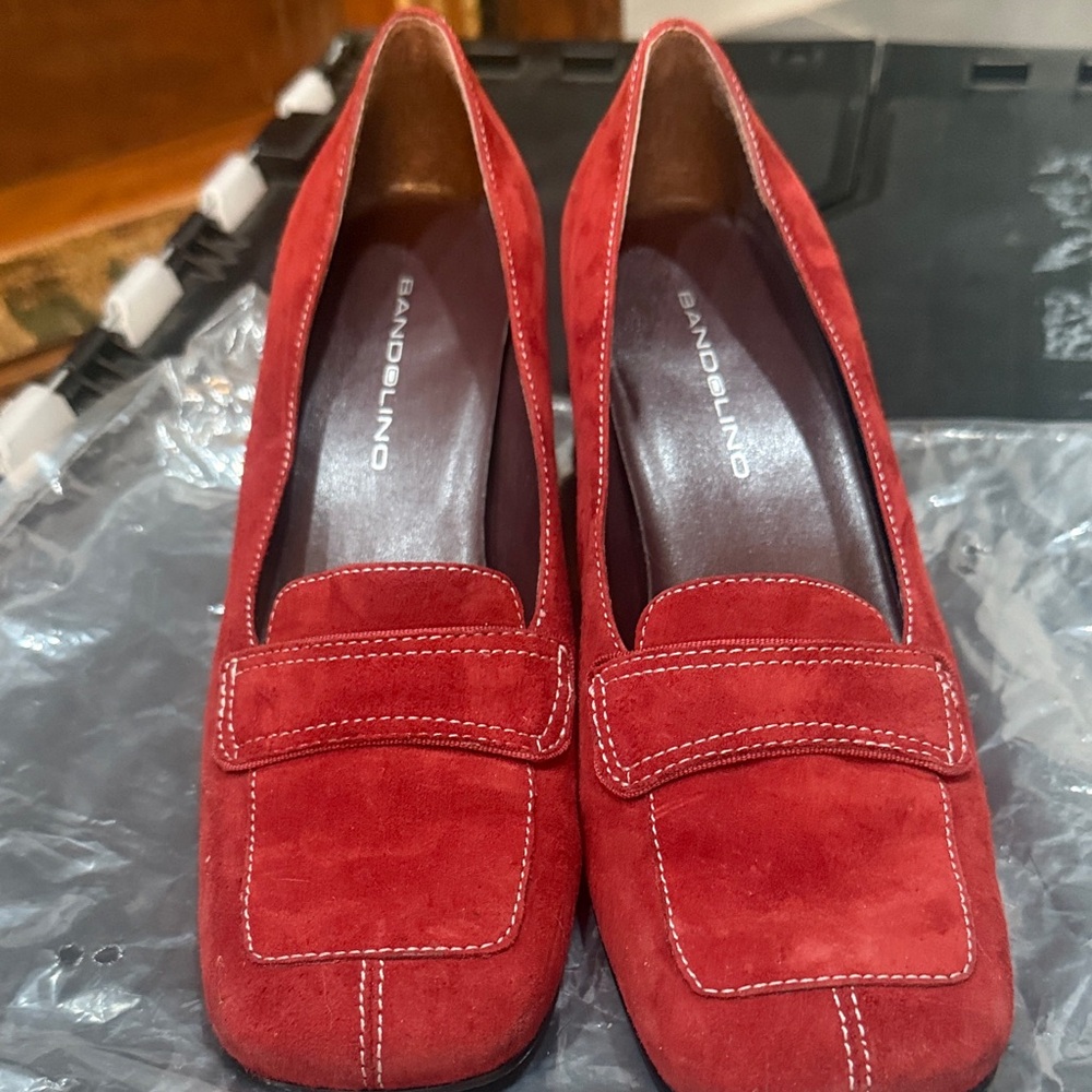 Bandolino Women's Red Suede Flats